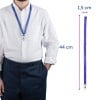 Das Bild zeigt eine Person, die ein weißes Hemd und ein blaues Schlüsselband um den Hals trägt. Das Schlüsselband ist 44 cm lang und 1,5 cm breit. Die Person hat ihre Hand in der Tasche.