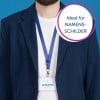 Das Bild zeigt eine Person, die einen dunklen Blazer und ein weißes Hemd trägt, mit einem Namensschild, das an einem blauen Lanyard hängt. Auf dem Namensschild stehen der Name „MELVIN DOPPER“ und der Titel „Designer“. Es gibt auch eine kreisförmige Textüberlagerung mit der Aufschrift „Ideal für NAMENSCHEIDER“.
