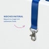 Das Bild zeigt ein blaues Lanyard mit einem Metallclip, begleitet von dem deutschen Text, der übersetzt 'Weiches Material. Angenehm zu tragen mit Satin-Finish.' lautet.