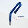 Das Bild zeigt ein blaues Lanyard mit einem Clip, das zum Halten von Ausweiskarten oder ähnlichen Gegenständen gestaltet ist. Es liegt auf einer weißen Oberfläche mit dem Text „10 Lanyards“ daneben.