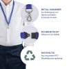 Das Bild zeigt ein blaues Lanyard mit einem Metallkarabiner und einem Sicherheitsclip. Es hebt seine Verwendung zum Befestigen von Namensschildern und Schlüsseln hervor und betont die langlebigen und umweltfreundlichen Materialien, die aus recyceltem PET-Kunststoff hergestellt sind.