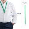 Eine Person trägt ein weißes Hemd mit einem grünen Lanyard um den Hals. Das Lanyard misst 44 cm in der Länge und 1,5 cm in der Breite. Die Person hat eine Hand in ihrer Tasche.