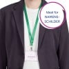 Eine Person trägt einen dunklen Blazer und ein weißes Hemd, mit einem grünen Schlüsselband, an dem ein Namensschild hängt, auf dem 'MELVIN DOPPER, Designer' steht.