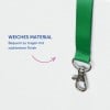 Das Bild zeigt ein grünes Lanyard aus weichem Material mit einem silbernen Clip an einem Ende. Der Text betont seinen Komfort und die satinierte Oberfläche.