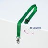 Das Bild zeigt ein grünes Lanyard mit einem Clip, das auf einer weißen Fläche liegt. Der Text gibt an: "10 Lanyards".