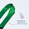 Das Bild zeigt ein grünes Band, das aus recycelten PET-Plastikflaschen hergestellt wurde, mit einem Text, der seinen nachhaltigen Ursprung betont.