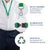 Das Bild zeigt ein grünes Schlüsselband mit Merkmalen wie einem Metallkarabiner zum Befestigen von Namensschildern und einem Sicherheitsclip, der sich in Notfällen öffnet. Es besteht aus recycelten PET-Plastikflaschen.