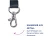 Das Bild zeigt einen Karabiner aus Metall, der an einem Gurt befestigt ist, mit der Beschreibung, dass er für das Anbringen von Namensschildern oder Zubehör verwendet wird.