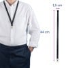 Das Bild zeigt eine Person in einem weißen Hemd, die ein schwarzes Lanyard mit einem Clip trägt. Daneben sind die Maße des Lanyards angegeben: 44 cm lang und 1,5 cm breit.