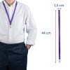 Das Bild zeigt eine Person, die ein weißes Hemd und eine dunkle Hose trägt, mit einem lila Schlüsselband um den Hals. Das Schlüsselband hat einen Clip und die Maße von 44 cm Länge und 1,5 cm Breite.