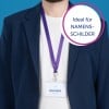 Das Bild zeigt eine Person, die ein marineblaues Sakko und ein weißes Hemd trägt, mit einem lila Lanyard, an dem ein Namensschild hängt, auf dem 'MELVIN DOPPER - Designer' steht. Auf dem Bild ist zudem eine Sprechblase mit der Aufschrift 'Ideal für NAMENSSCHILDER'.