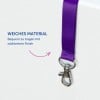 Das Bild zeigt ein lila Lanyard aus weichem Material mit einem satinierten Finish. Es enthält einen Metallclip zur Befestigung. Der Text auf dem Bild lautet „WEICHES MATERIAL“ und „Bequem zu tragen mit satiniertem Finish.“