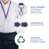 Das Bild zeigt eine Person, die ein lila Lanyard mit einem Metallclip zum Anbringen von Namensschildern und Schlüsseln trägt. Es gibt drei hervorgehobene Merkmale: einen Metallkarabiner, einen Sicherheitsclip, der sich in Notfällen öffnet, und einen Hinweis zur Nachhaltigkeit, der erwähnt, dass es aus recycelten PET-Plastikflaschen hergestellt ist.