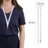 Das Bild zeigt eine Person, die einen weißen Schlüsselband um den Hals trägt. Das Schlüsselband ist 44 cm lang und 1,5 cm breit und verfügt über einen Clip am Ende zum Befestigen eines Ausweises oder Abzeichens.