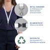 Das Bild zeigt ein Lanyard mit einem Metallkarabiner zum Befestigen von Namensschildern und Schlüsseln, einem Sicherheitsclip, der sich in Notfällen öffnet, sowie Recyclinginformationen, die darauf hinweisen, dass es aus recycelten PET-Plastikflaschen hergestellt ist.