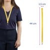 Das Bild zeigt eine Person, die ein gelbes Lanyard mit Clip trägt. Daneben sind die Abmessungen angezeigt: 44 cm Länge und 1,5 cm Breite.