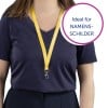 Das Bild zeigt eine Person, die ein marineblaues V-Ausschnitt-T-Shirt trägt, mit einem gelben Lanyard um den Hals. Das Lanyard hat einen Clip zum Anbringen von Namensschildern. Es gibt eine kreisförmige Grafik mit der Aufschrift "Ideal für NAMENSSCHILDER", die den Zweck des Lanyards für Namensschilder angibt.