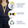 Das Bild zeigt ein gelbes Lanyard mit einem Metallkarabiner und einem Sicherheitsclip, geeignet zum Anbringen von Namensschildern und Schlüsseln. Es betont sein recycelbares Material und seine Sicherheitsmerkmale.