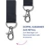 Das Bild zeigt einen schwarzen Gurt mit zwei Metallkarabinern. Es beschreibt den Artikel als einen doppelten Karabiner für das Anbringen von Namensschildern oder Zubehör.