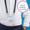 Das Bild zeigt eine Person, die ein weißes Hemd trägt, mit einem Namensschild, das an einem Lanyard um den Hals hängt. Das Namensschild enthält den Namen 'DAMIEN MIAPING' und das Wort 'COMMERCIAL', mit einem bunten Design. In der Ecke befindet sich eine kreisförmige Grafik mit der Aufschrift 'Ideal für NAMENS-SCHILDER'.