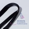 Das Bild zeigt ein schwarzes Band aus recyceltem PET-Kunststoff, mit Begleittext, der darauf hinweist, dass es nachhaltig ist und aus recycelten Plastikflaschen hergestellt wird.