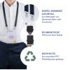 Das Bild zeigt eine Person, die einen Ausweishalter mit einem schwarzen Lanyard trägt. Das Lanyard enthält Informationen zu seinen Eigenschaften: Metall-Doppelkarabiner zur Befestigung von Namensschildern, ein Sicherheitsclip, der sich in Notfällen öffnet, und einen Hinweis zur Nachhaltigkeit, da es aus recycelten PET-Plastikflaschen hergestellt ist.