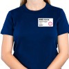Das Bild zeigt eine Person, die ein marineblaues T-Shirt trägt und einen Besucher-Ausweis mit der Aufschrift 'MHS VISITOR', 'Sophie Hopper' und 'Marketing'. Der Ausweis enthält ein 'VOID'-Label.