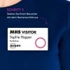 Das Bild zeigt einen Besucherausweis mit der Aufschrift 'MHS VISITOR', dem Namen 'Sophie Hopper' und dem Titel 'Marketing'. Es gibt ein Logo von Avery und einen Anweisungstext auf Deutsch, der anzeigt, dass es sich um Schritt 3 zur Ausgabe des Namensschildes handelt.