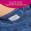 Das Bild zeigt eine Nahaufnahme eines blauen Stoffs in der Nähe eines Kleidungsetiketts mit der Aufschrift "PAULINE DURAND". Im Hintergrund befindet sich Text, der die Verwendung bestimmter Bügelstreifen für dunkle Textilien empfiehlt.