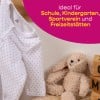 Das Bild zeigt ein weißes Kinderkleidungsstück mit Punkten, ein weiches Stoffhasenspielzeug und Holzklötze mit Buchstaben auf einer strukturierten Oberfläche. Der Text im Hintergrund besagt, dass es ideal für Schule, Kindergarten, Sportvereine und Freizeiteinrichtungen ist.