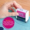 Eine Person verwendet einen Textilstempel auf einem Hemd. Der Stempel ist mit einem Namen und dem Wort 'TEXTIL' beschriftet. Es gibt eine Instruktionsblase, die anzeigt, dass es Schritt 4 eines Prozesses ist.