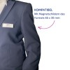 Das Bild zeigt eine Person in einem dunklen Anzug mit einem Namensschild, auf dem 'Avery Paul Meyer' steht. Rechts daneben befindet sich ein Text auf Deutsch, der 'KOMPATIBEL Mit Magnetschildern des Formats 65 x 30 mm' lautet und die Kompatibilität mit Magnetschildern einer bestimmten Größe angibt.