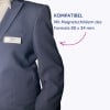 Das Bild zeigt eine Person in einem blauen Anzug mit einem Namensschild, auf dem „Paul Meyer“ und das Wort „KOMPATIBEL“ steht, was die Kompatibilität mit magnetischen Namensschildern der Größe 74 x 34 mm anzeigt.