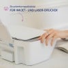 Das Bild zeigt eine Hand, die einen weißen Drucker bedient, mit einem Text, der die Kompatibilität für Tintenstrahl- und Laserdrucker angibt.