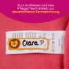 Das Bild zeigt ein Textiletikett mit Pflegeanweisungen und dem Namen Clara P., begleitet von einer Löwengrafik.