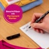 Das Bild zeigt eine Hand, die mit einem Permanentmarker auf ein Etikett schreibt. Im Hintergrund sind gefaltete Kleidungsstücke in verschiedenen Farben zu sehen, und in der Nähe der Hand ist eine Stiftkappe sichtbar.