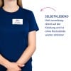 Das Bild zeigt eine Person, die ein dunkelblaues T-Shirt trägt, auf dem ein Namensschild mit der Aufschrift 'B. Carlos, MARKETING DIRECTOR' zu sehen ist. Neben der Person befindet sich ein Text, der eine selbstklebende Eigenschaft der Namensschilder beschreibt.
