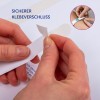Das Bild zeigt Hände, die eine Schutzschicht von einem klebrigen Etikett abziehen, was auf einen sicheren Klebeverschluss hinweist. Es gibt auch ein kleineres, kreisförmiges Bild, das eine Hand zeigt, die ein ähnliches Etikett auf eine Körperstelle aufträgt.