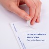 Das Bild zeigt eine Hand, die einen Aufkleber von einem Bogen bedruckbarer Armbänder abzieht. Der Bogen enthält 10 Armbänder, die in einer Reihe angeordnet sind, mit einem Etikett, das die Größe und den Zweck angibt.
