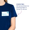 Person trägt ein marineblaues T‑Shirt mit einem rechteckigen Namensschild auf der Brust?