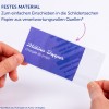 Hände, die eine lila Visitenkarte in eine durchsichtige Kunststoffhülle stecken?