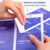 Hände, die einen rechteckigen Aufkleberrahmen von blau bedruckten Bögen abziehen?