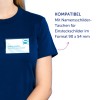 Das Bild zeigt eine Person, die ein marineblaues Hemd trägt. Ein Namensschild ist deutlich auf dem Hemd zu sehen, mit dem Namen 'Emma Garcia' und dem Titel 'Projektmanagerin'. Es gibt einen Text, der die Kompatibilität mit Namensschildhaltern für Einsätze der Größe 90 x 54 mm angibt.