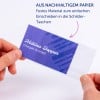 Das Bild zeigt eine Hand, die eine Namenskarte aus nachhaltigem Papier hält. Die Karte hat einen blauen Hintergrund mit weißem Text, der den Namen 'Mélina Dopper' und den Titel 'Chargée de projet' anzeigt. Es gibt einen Hinweis auf ein stabilisierendes Material für die einfache Einfügung in Kartenhalter.