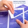 Das Bild zeigt eine Hand, die ein Etikett von einem Bogen Qualitäts-Papier abzieht, der blaue und violette Designs mit aufgedruckten Namen zeigt. Die Etiketten lassen sich leicht abziehen.