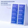 Das Bild zeigt ein Blatt mit anpassbaren Namensschildern, das 240 Plätze zum Drucken hat. Jedes Schild enthält einen Namen und Titel auf Französisch, darunter Rollen wie Fotograf, Designer, UX-Designer und mehr. Das Design hat ein blaues Farbschema mit modernen Grafiken.