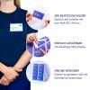 Das Bild zeigt eine Frau, die ein marineblaues Hemd mit einem Namensschild trägt. Es zeigt Produktinformationen über 200 Namensschilder zum Einstecken, deren Abmessungen und Merkmale wie einfache Entfernung und Online-Design-Fähigkeit. Die Frau hält die Schilder und demonstriert deren Verwendung.