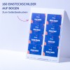 Das Bild zeigt ein Blatt selbst bedruckbarer Namensschilder mit verschiedenen aufgeführten Namen und Titeln, die mit einem blauen Hintergrund und orangenen Kreisen hervorgehoben sind.