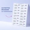 Das Bild zeigt ein Blatt selbstklebender Namensschilder mit einer Liste von Namen und den dazugehörigen Berufsbezeichnungen. Die Schilder sind mit 'Avery' gebrandet und es sind 16 Schilder pro Blatt. Das Design enthält einen gebogenen Pfeil, der auf das Blatt zeigt, sowie Text, der angibt, dass es zum Selbstdrucken gedacht ist.