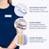 Das Bild zeigt eine Person, die ein navyblaues Hemd trägt, mit einem Namensschild, auf dem 'B. Carlos, Marketing Director' von Avery steht. Außerdem werden Details zu Averys Namensschildern angezeigt, einschließlich Packungsmenge, selbstklebende Qualität und Online-Vorlagen zur Anpassung.